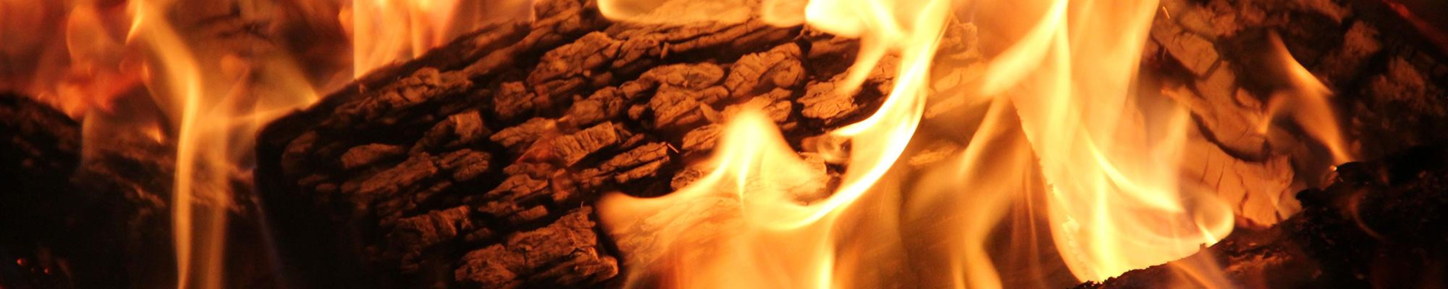 Kaminholz brennend (Bild: PixelAnarchy auf Pixabay)