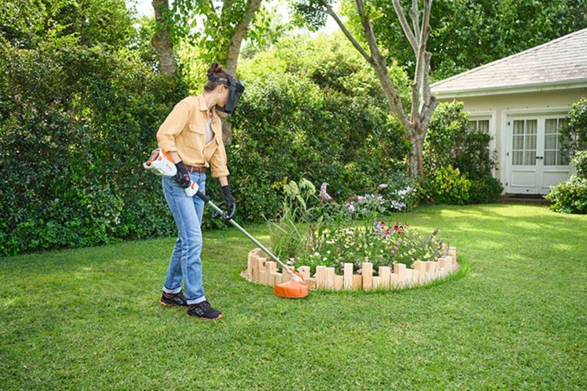 Für eine klare Rasenkante an Hecken oder Beetumrandungen lässt sich einfach und schnell mit einer akkubetriebenen Motorsense sorgen. (Bild: STIHL)