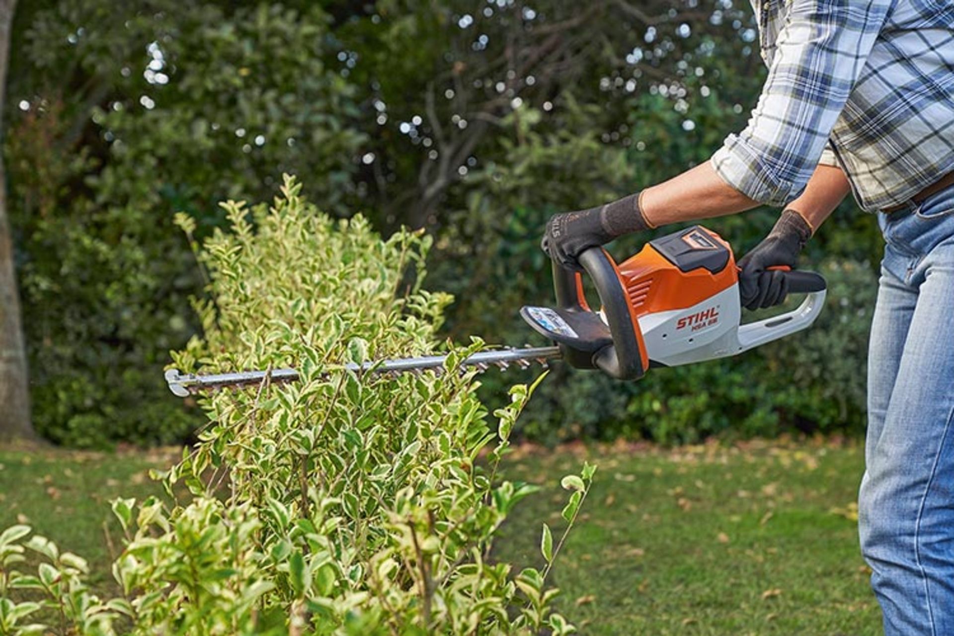 Akku-Heckenscheren ermöglichen beim Nachschneiden ein bequemes Arbeiten. (Bild: STIHL)