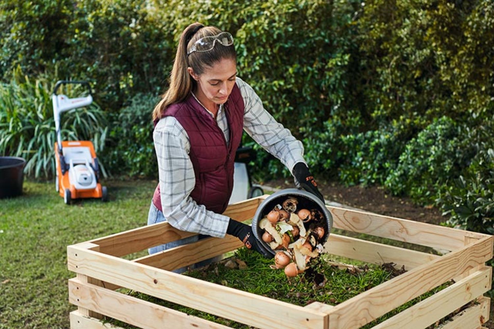 Recycling in Reinkultur: Mit einem eigenen Komposter gewinnen Gartenbesitzer hochwertigen Naturdünger (Bild: STIHL).