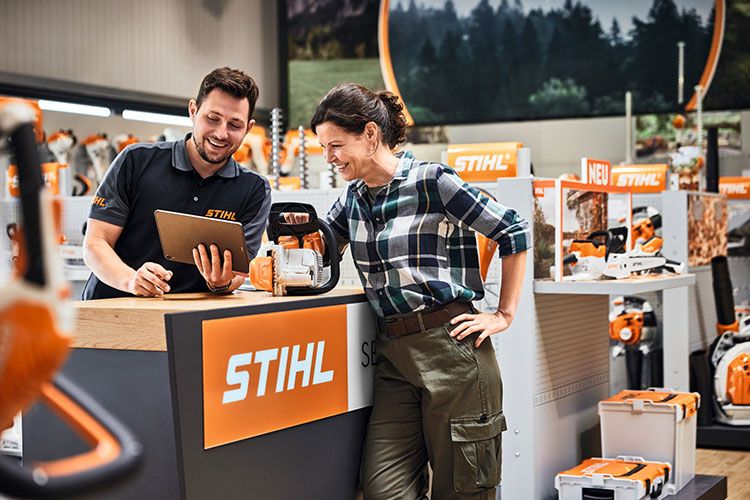 Mit den standardisierten Servicepaketen STIHL Check, STIHL Inspektion für Privatanwender und STIHL Pro Inspektion für gewerbliche Kunden unterstützt STIHL den teilnehmenden Fachhandel bei der jährlichen Inspektionen von STIHL Geräten. (Bild: STIHL)