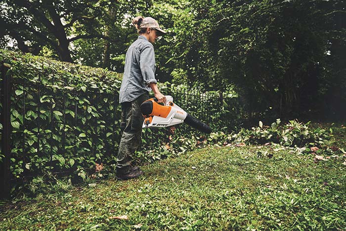 Das kurze und kompakte Design des BGA 250 sorgt für eine leichte Manövrierbarkeit und schont in Verbindung mit dem abgewinkelten Blasrohr die Kräfte des Anwenders. (Bild: STIHL)