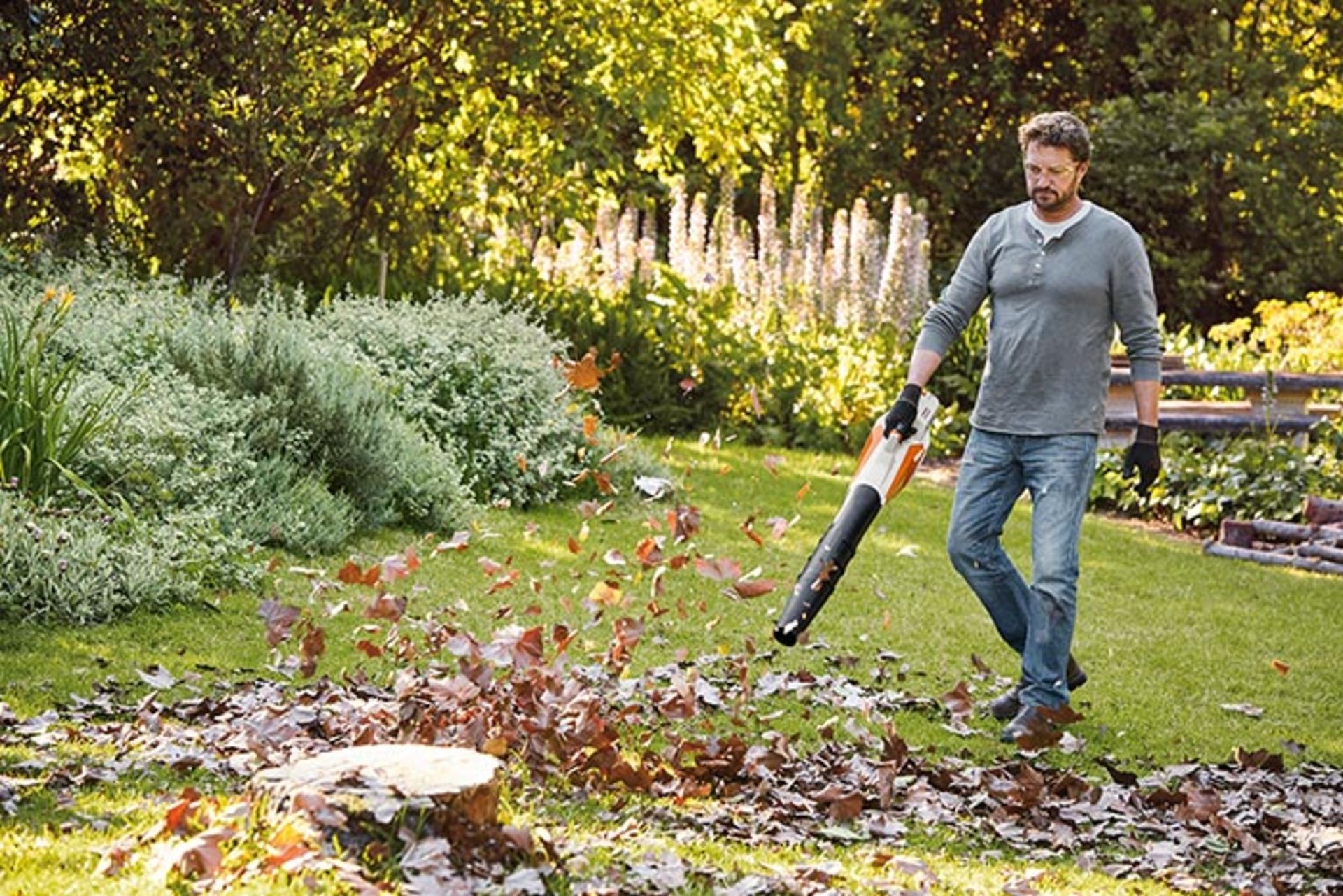 Damit die Gräser gesund durch den Winter kommen, sollte das Laub gründlich beseitigt werden. Mit einem Akku-Blasgerät wie dem BGA 57 von STIHL geht das schnell und bequem. (Bild: STIHL)