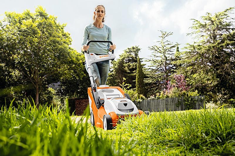 Regelmäßig düngen, mähen, wässern: Mit diesem Dreiklang startet der Rasen gut in die Saison. (Bild: STIHL)