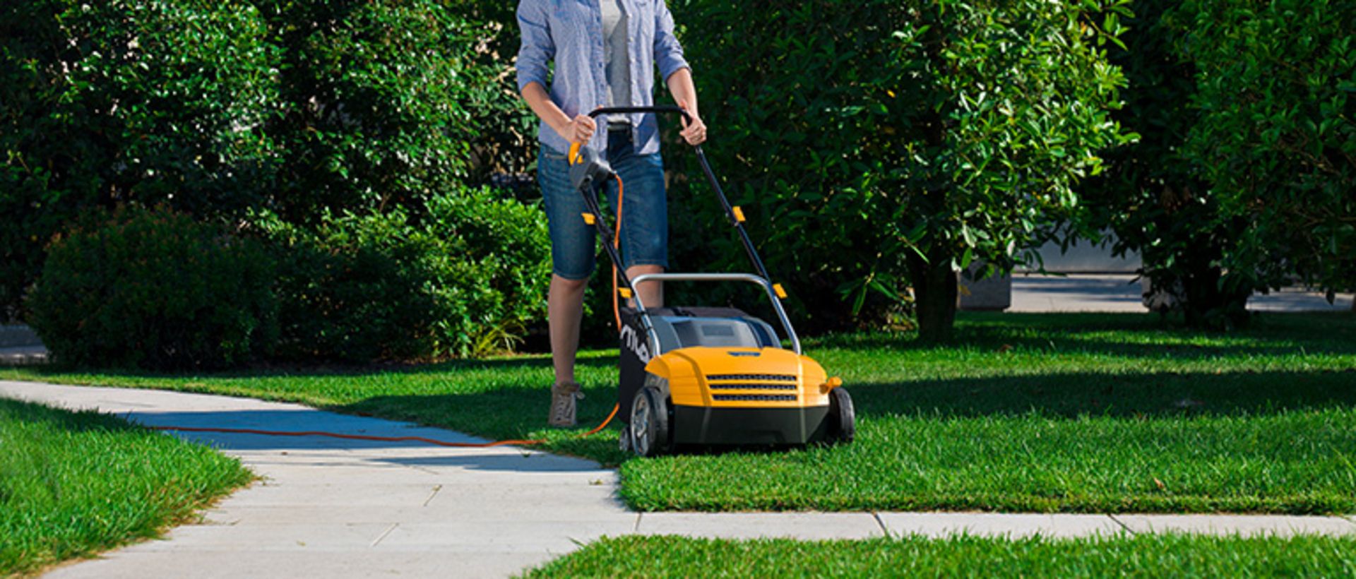 Stiga Vertikutierer in Benutzung